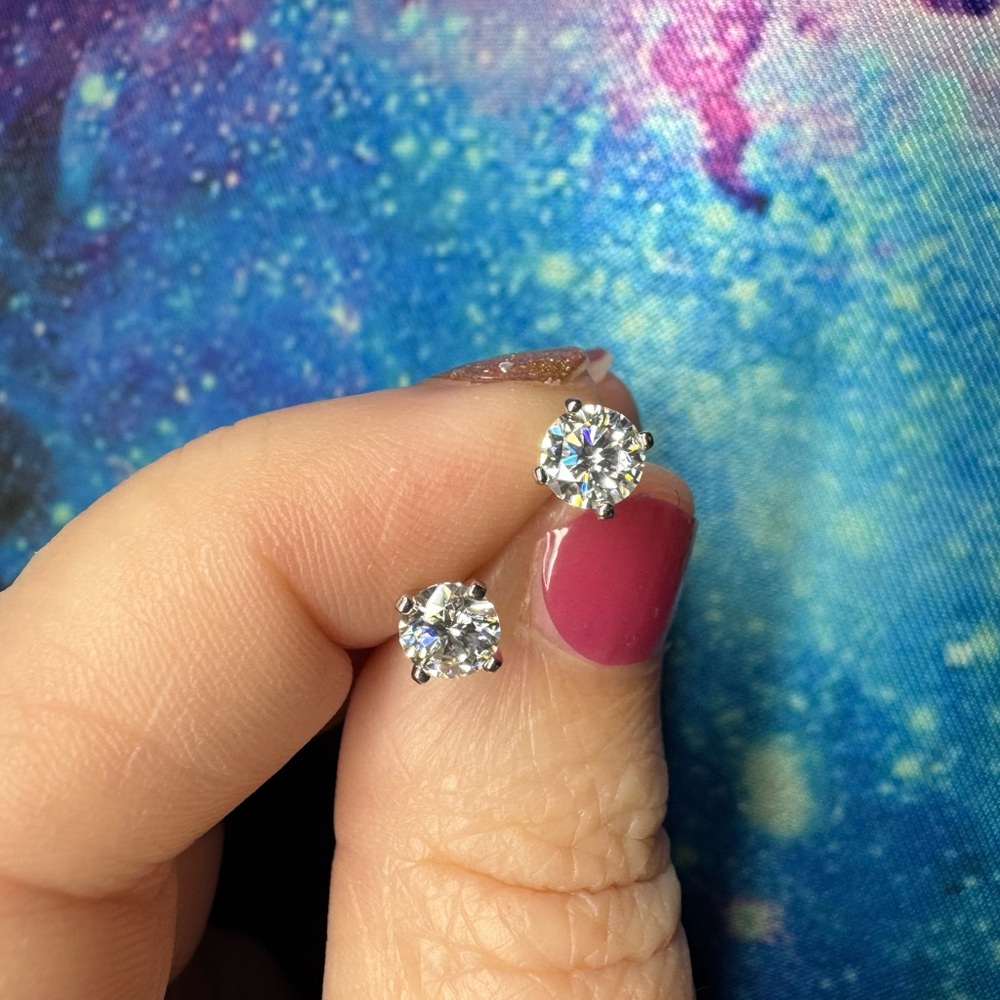 Elegant Silver Stud Earrings. Screw back Moissanite S923